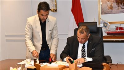 محافظ جنوب سيناء يصدق علي عقود تقنين وضع اليد لاهالي طورسيناء 
