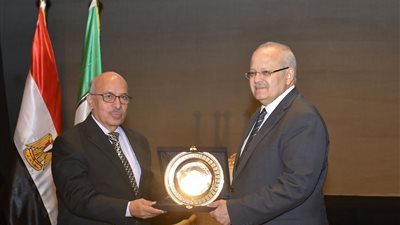 الخشت يكرم مجموعة جديدة من قيادات جامعة القاهرة