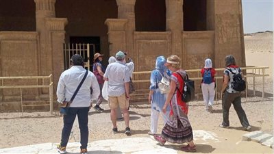   وفد سياحى اسبانى يزور المناطق الأثرية بالمنيا 