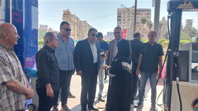 محافظ الدقهلية يتفقد عدد من محطات الوقود والمواقف العمومية