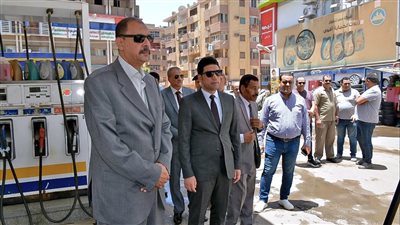 محافظ سوهاج يتفقد سير العمل بمحطات الوقود ومواقف سيارات الأجرة