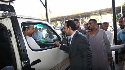 نائب محافظ قنا يُتابع إلتزام السائقين بالتعريفة الجديدة 