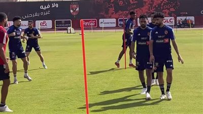 بعد ساعات من زفافه .. مروان عطية يظهر في مران الأهلي 