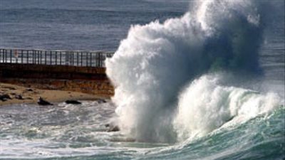 بداية انخفاض درجات الحرارة وتحذيرات للمصطافين من ارتفاع الأمواج