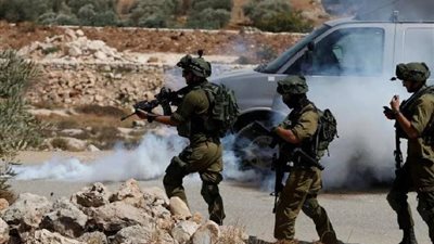 الاحتلال يقتحم بلدات فلسطينية ويطلق القنابل الصوتية