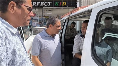 رئيس مدينة كفر الدوار يتفقد مواقف سيارات الأجرة للتأكد من الالتزام بالتعريفة 