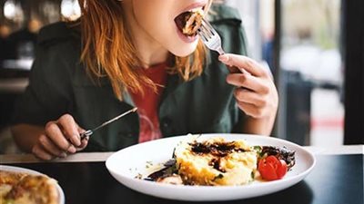 احذر.. نظام غذائي شائع يزيد من خطر الإصابة بسرطان القولون والمستقيم