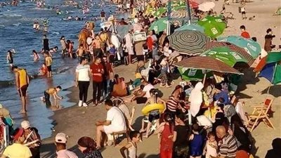 مع ارتفاع درجات الحرارة.. زحام شديد على شواطئ جمصة