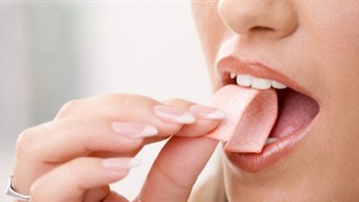 احذر.. أضرار وخيمة لابتلاع العلكة