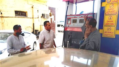 رئيس مدينة الأقصر يتفقد محطات الوقود لمتابعة الالتزام بالأسعار 