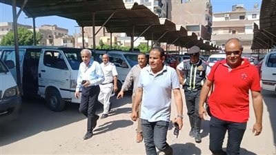 في عز الحر .... رئيس أبوقرقاص يتفقد مواقف السيارات ومحطات الوقود 