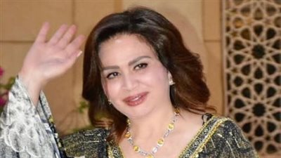 في عرض البحر إلهام شاهين تتغزل في مصر وتشبه الفراشة 