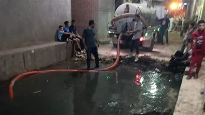تطهير خطوط الصرف الصحي بقرية الشموت في القليوبية