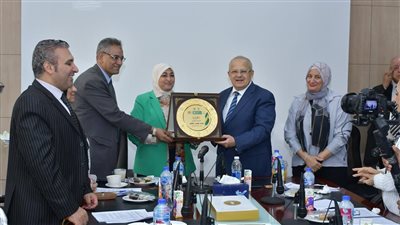 مظاهرة حب وتقدير لرئيس جامعة القاهرة في كلية الإعلام