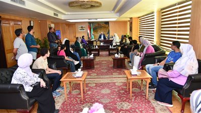 محافظ الفيوم يسلم شهادات التقدير لأوائل الشهادة الإعدادية