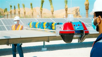 سلطنة عمان تطلق «روبوتاً» لتنظيف الخلايا الشمسية