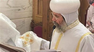 الأنبا صليب يشارك في قداس الـ40 لوالدة الأب بطرس نجيب.. صور