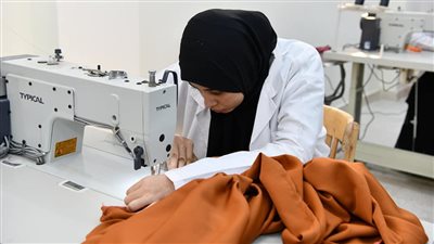 وحدة سكان قنا تُدرب 18 فتاة بمركز فرشوط على الحياكة 