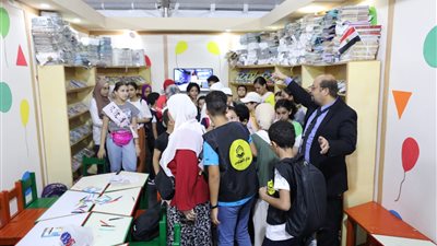 إقبال كثيف على جناح الأزهر بمعرض الإسكندرية للكتاب في دورته 19