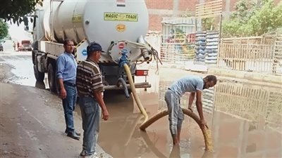 محافظ الشرقية يوجه بكسح مياه الصرف الصحي المتراكمة بقرية شيبة