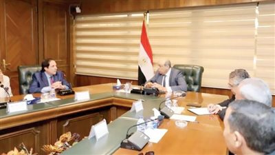 وزﻳﺮ اﻟﻄﻴﺮان ﻳﺒﺤﺚ ﻣﻊ 