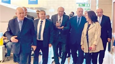 وزير الطيران يوجه بوضع علامات إرشادية بألوان مميزة توضح الاتجاهات لبوابات السفر