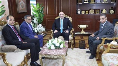 نقيب الأطباء البيطريين يبحث أوجه التعاون المشترك مع محافظ بني سويف