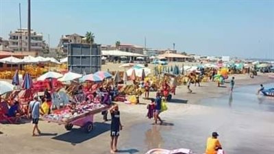 رغم التحذيرات من إرتفاع الأمواج.. زحام على شواطئ جمصة