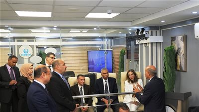 محافظ أسوان يتفقد منظومة العمل بمركز الشبكة الوطنية للطوارئ 