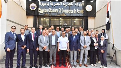 محافظ أسيوط يتفقد مركز التميز للخدمات المتكاملة بالغرفة التجارية 