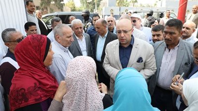 محافظ بني سويف يستمع لطلبات واحتياجات المواطنين 