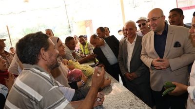 محافظ بني سويف يتفقد منفذ بيع منتجات الصوب الزراعية 