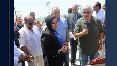 وزير التعليم العالي يشارك طلاب الجامعات في ممارسة الأنشطة بمهرجان العلمين
