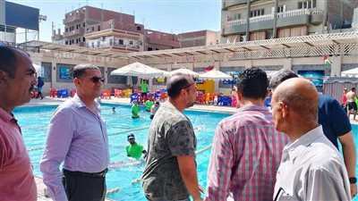 وكيل شباب الشرقية يتابع أعمال حمام سباحة ديرب نجم 