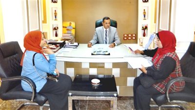 رئيس مدينة الأقصر يستمع لشكاوى المواطنين