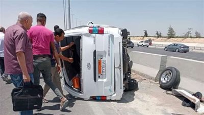 إصابة 5 أشخاص في حادث انقلاب ميكروباص بطريق الواحات