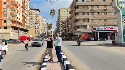 رئيس حى غرب المنصورة يتابع أعمال الحملة المكبرة للنظافة والتجميل 