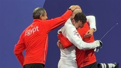 محمد السيد يحتفل مع والده بالدموع بعد تأهله لنصف نهائي سلاح المبارزة