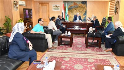 محافظ الفيوم يناقش مع وفد 