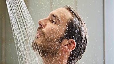 علماء يكشفون فوائد الحمام الساخن للجسم