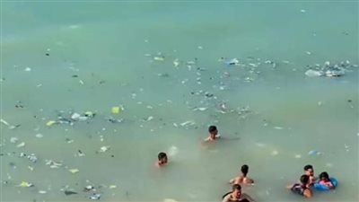 مواقع التواصل الاجتماعى تكشف تحول بحر الإسكندرية إلى مقلب قمامة