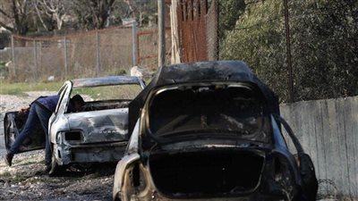 مستعمرون يحرقون مركبات المواطنين بالخليل فجر اليوم 