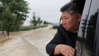 زعيم كوريا الشمالية يقود عملية لإنقاذ سكان المناطق المتضررة من الفيضانات