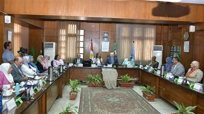 رئيس جامعة القاهرة يترأس اجتماع مجلس كلية الصيدلة