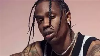 ترافيس سكوت يفقد عذريته عند الأهرامات.. صورة جريئة تكشف الأمر