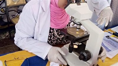 فحص 915 حالة خلال قافلة طبية بقرية 