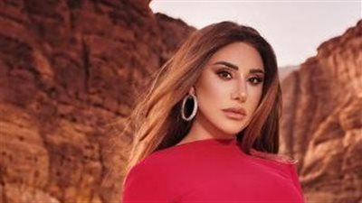 نجوى كرم بإطلالة ساحرة على خطى عارضات الأزياء .. صور