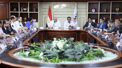 مناقشة تطوير المنظومة والمشروعات الصحية الجارية  داخل بني سويف