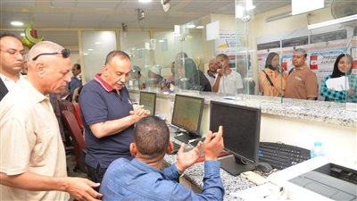 محافظ أسيوط يتفقدالمركز التكنولوجي بحى شرق ويتابع إستقبال طلبات التصالح