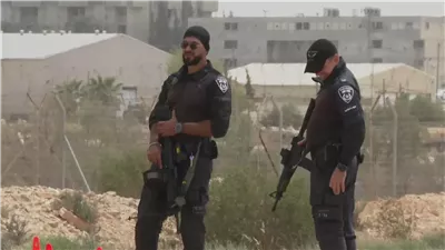 قوات الأمن الإسرائيلية تمنع عشرات المتظاهرين من اقتحام معتقل المحتجز بداخله جنود الاحتياط